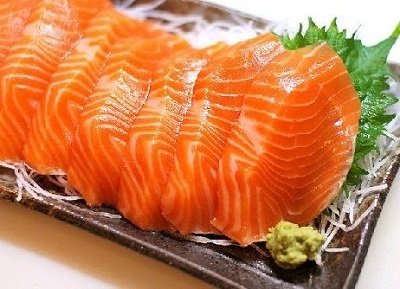 Chất màu carortenoids có nhiều trong các loại tôm nhỏ ở biển. Cá hồi ăn loại tôm này nên thịt có màu đỏ cam